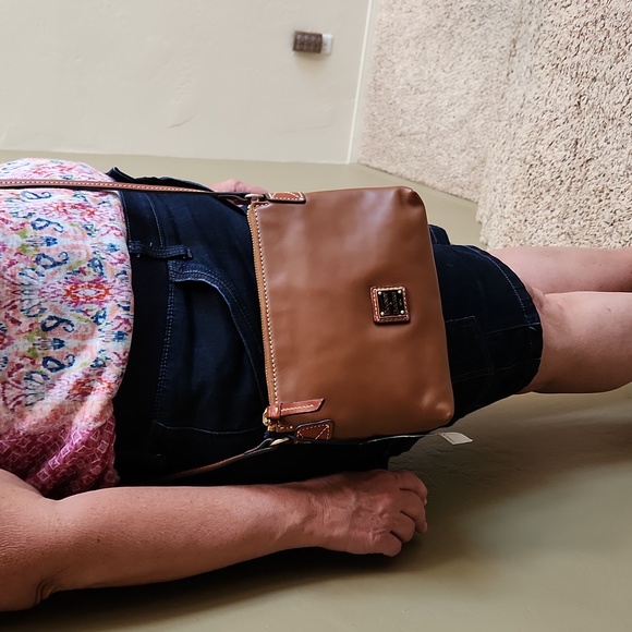 Gorgeous Dooney & Bourke Natural Tan Leather Pouchette Crossbody Bag 🤎 - Picture 14 of 14
